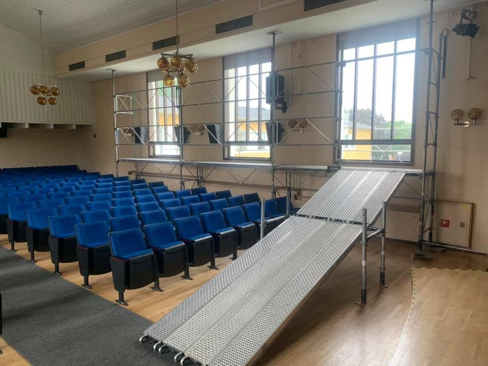 Inomhusställning med ramp i en aula