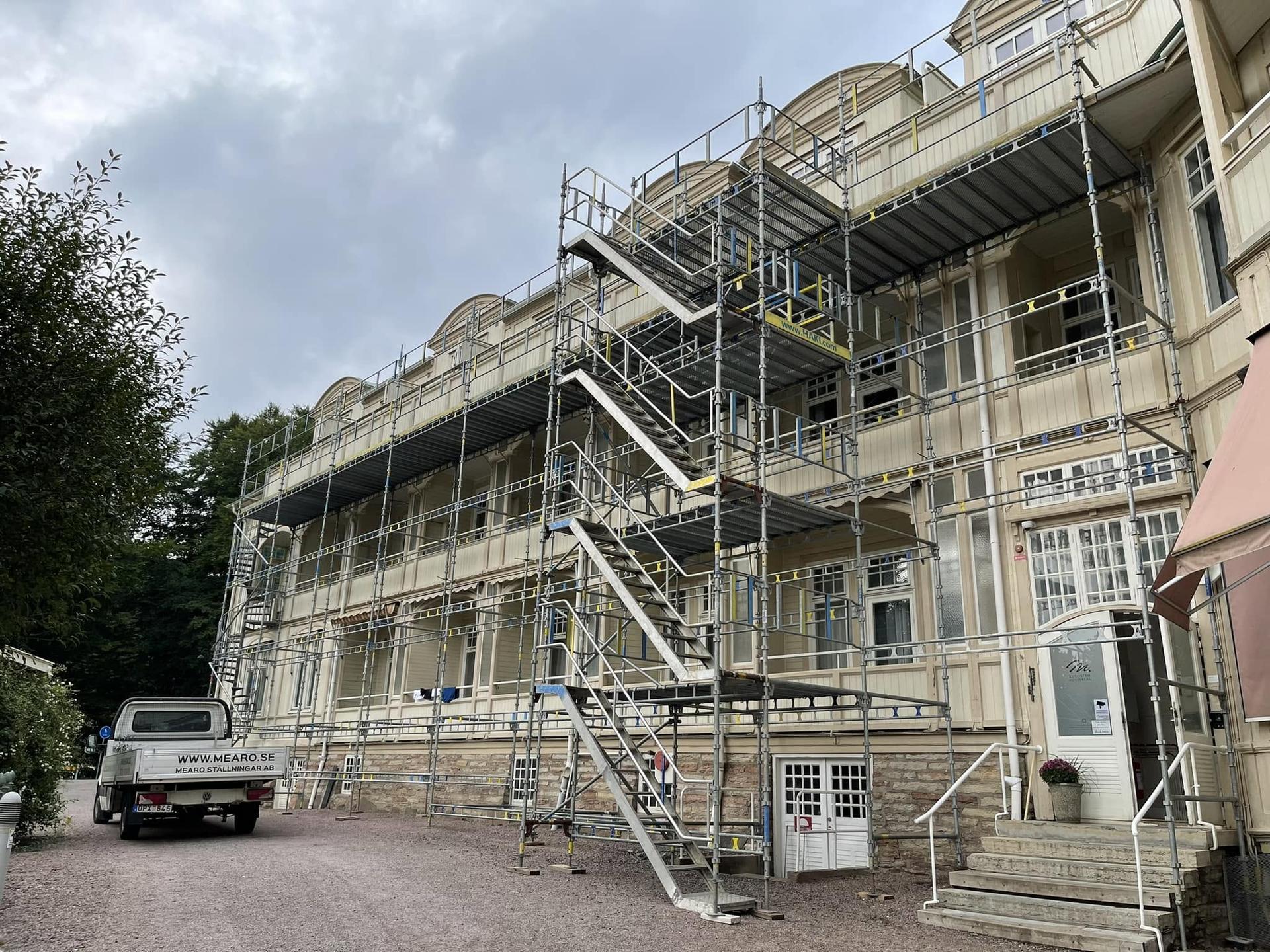 Ställning med trappor längs fasaden på Mössebergs kurort i Falköping