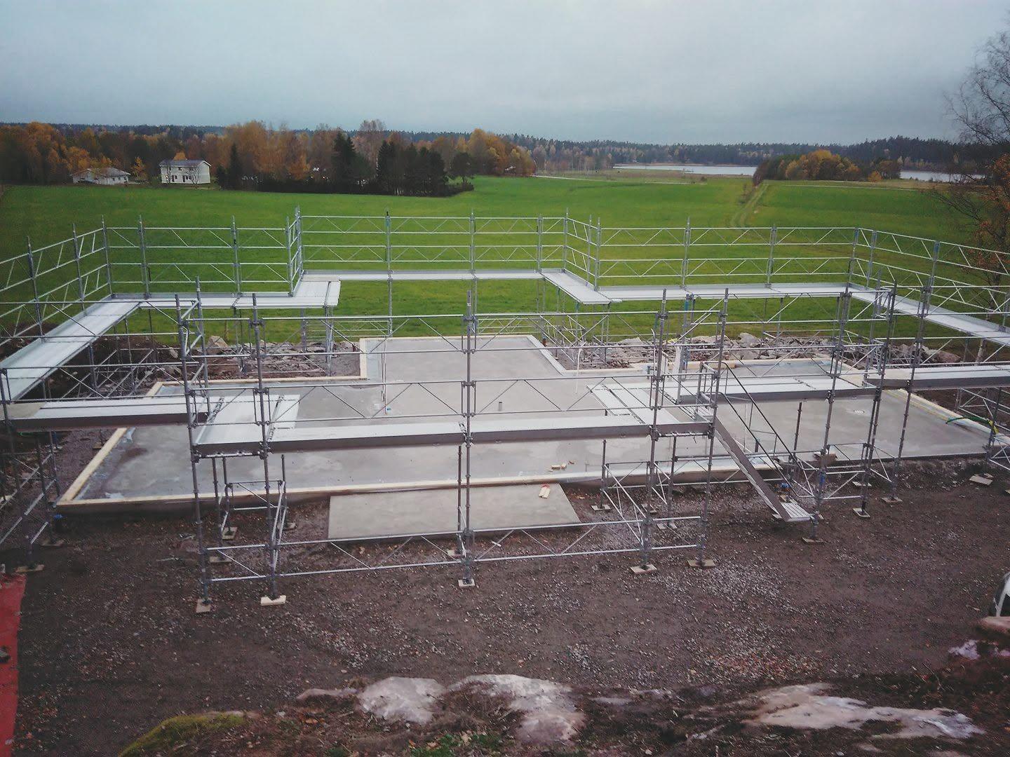 Ställning runt husgrunden på en nybyggnation