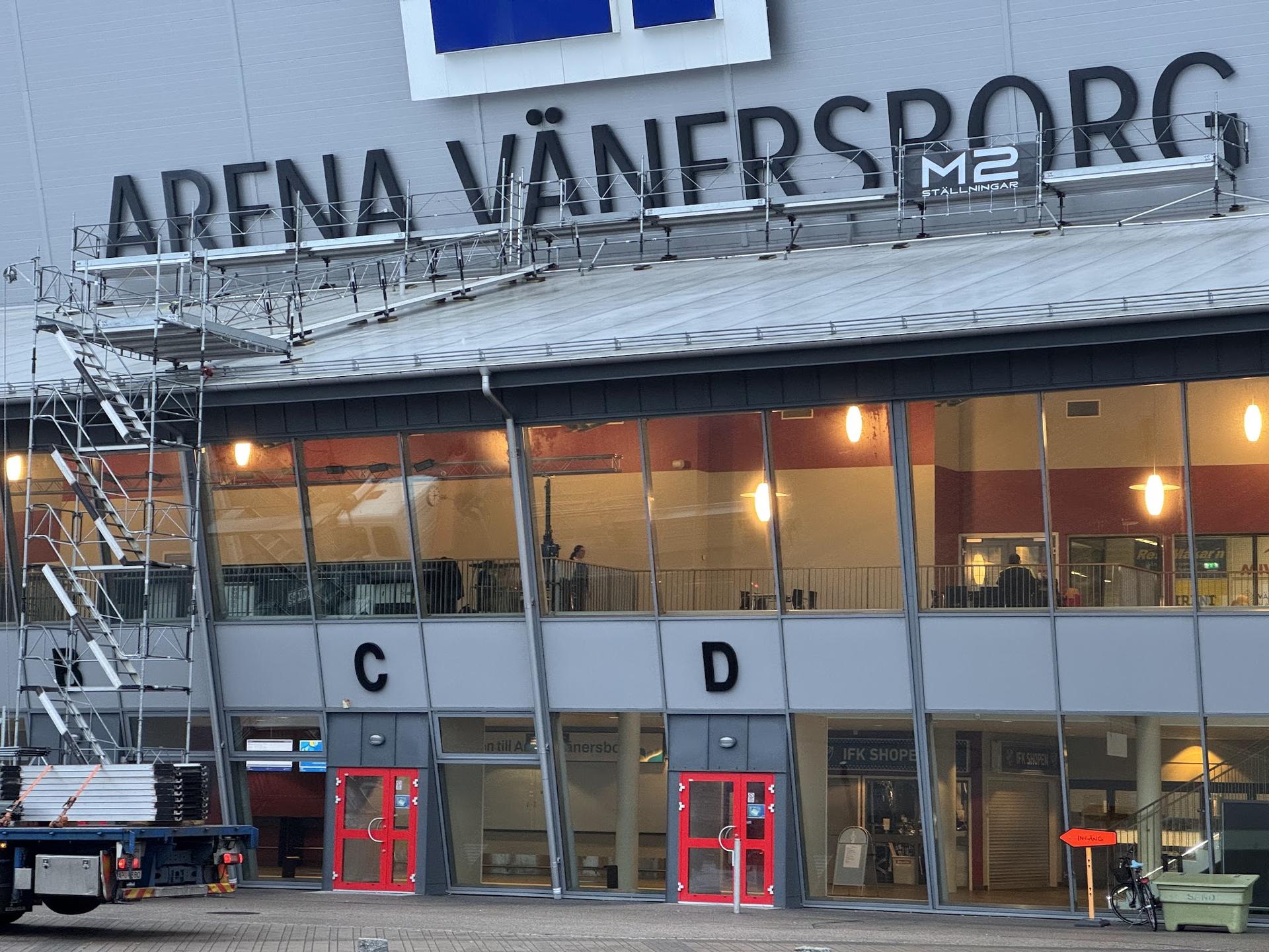 Ställning på taket vid Arena Vänersborg med M2 Ställningars skylt
