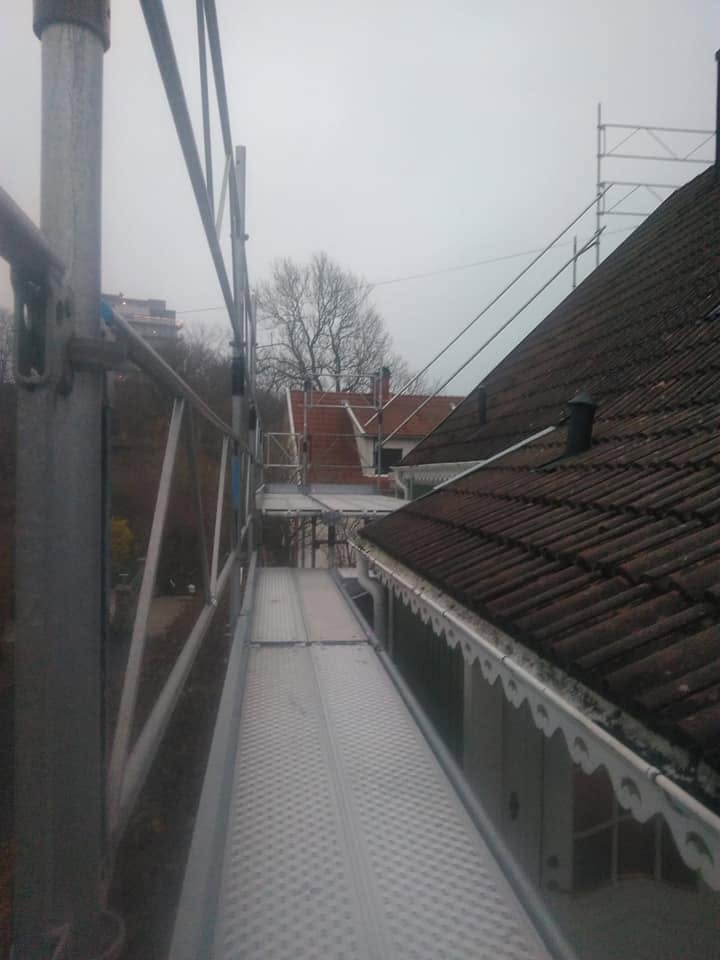 Gångbana i ställning längs takfoten, byggd över en glasveranda
