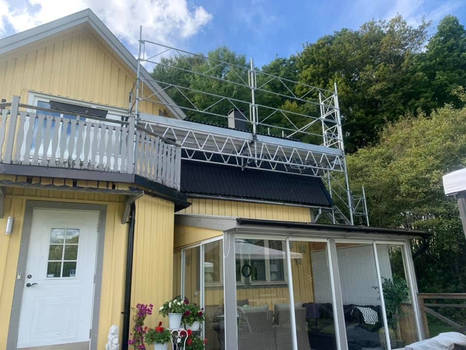 Takställning med väderskyddsstomme över ett läckande tak