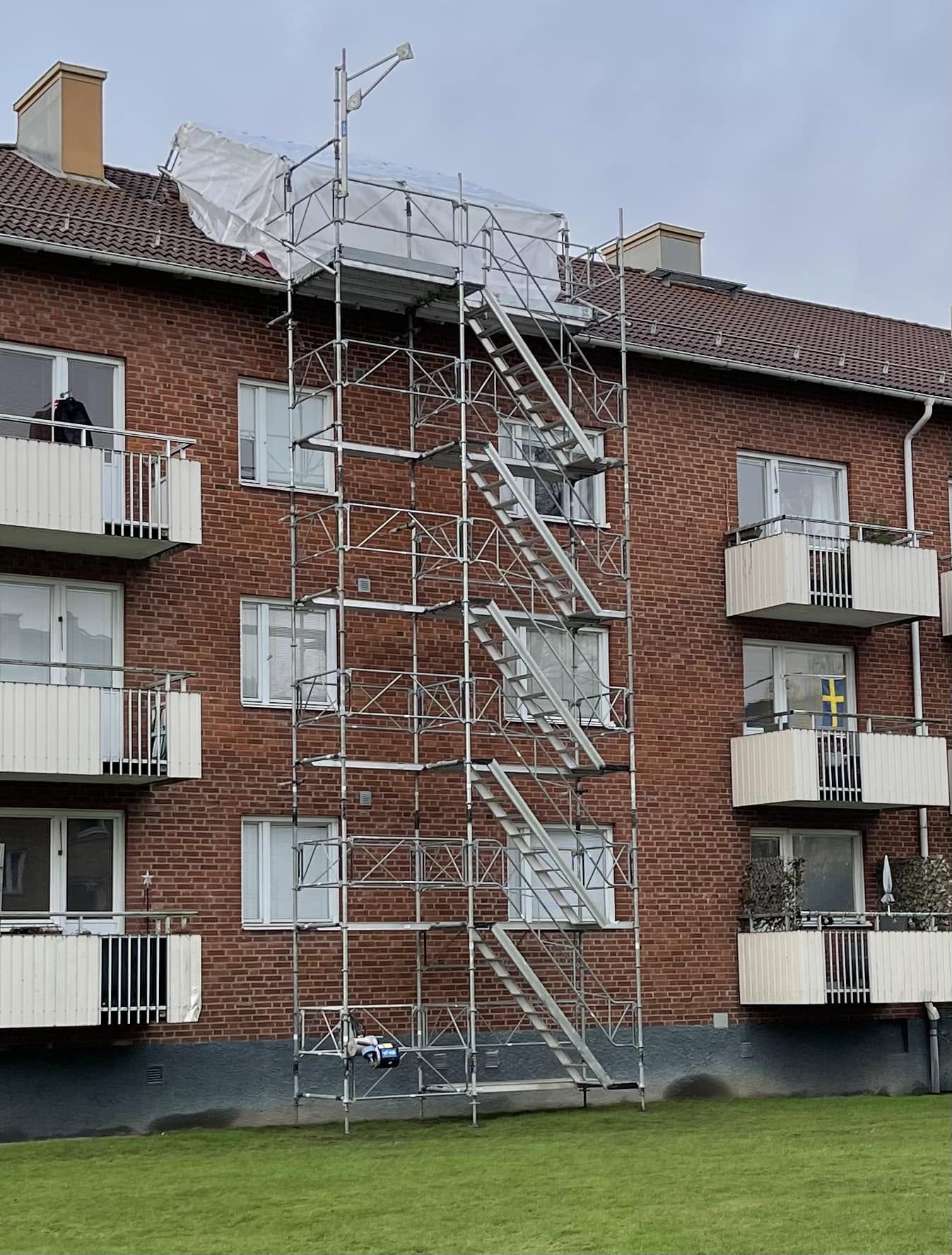 Trapptorn och väderskydd på taket vid renovering av takvåning i ett tegelhus