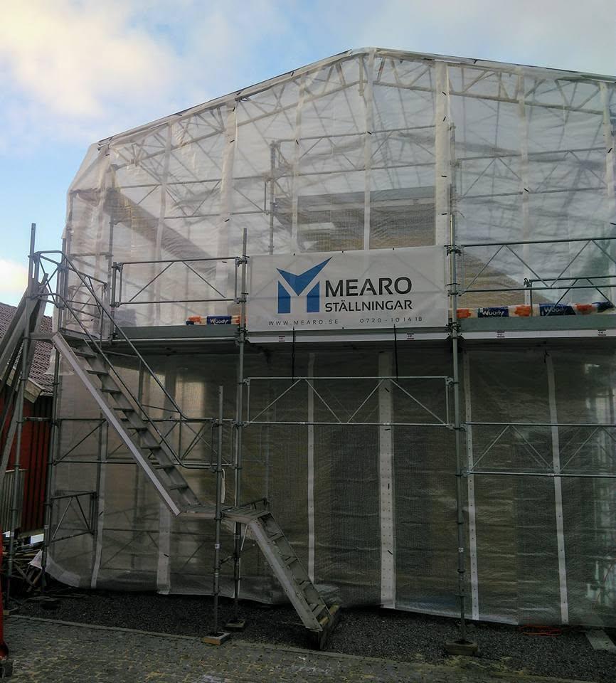 Inplastat väderskydd med trappa vid renovering av en sjöbod