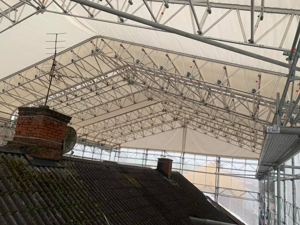 Väderskydd över ett tegeltak i Vänersborg, sett inifrån